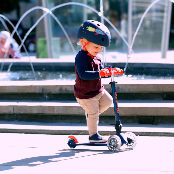 Самокат MICRO серии "Mini Deluxe Foldable LED" – СИНИЙ (сложный, до 50 кг (kg), трехколесный, свет)