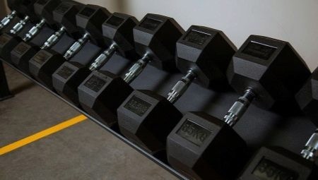 Шестигранные прорезиненные гантели Hexagon от 10 до 35 кг со стойкой.