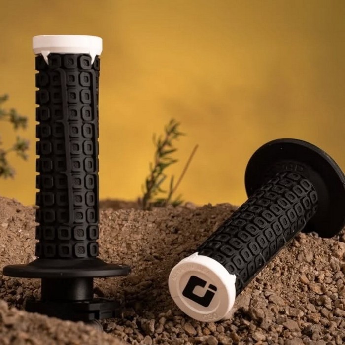 Мото гріпси ODI NOMAD V2 Lock-On Off-Road Grip BLACK/White