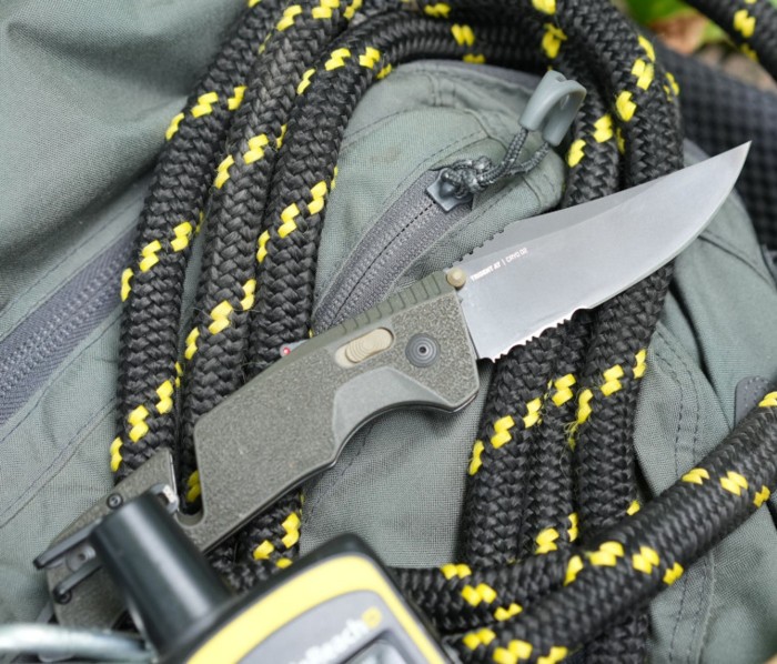 Раскладной нож SOG Trident AT, Olive Drab, Serrated