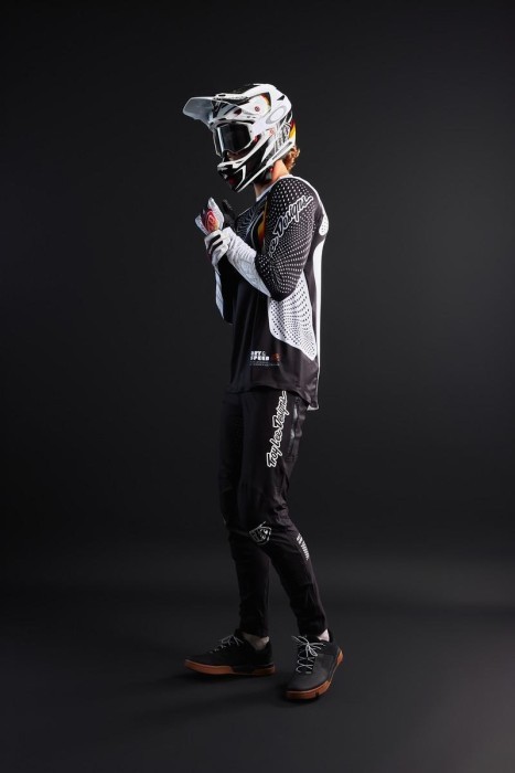 Вело шолом TLD D4 CARBON HELMET; [STEALTH BLACK] L, укр, укр