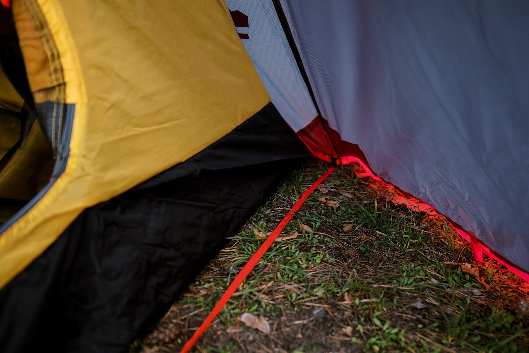 Палатка Tramp ROCK 2 (V2) серая/красная (TRT-027)