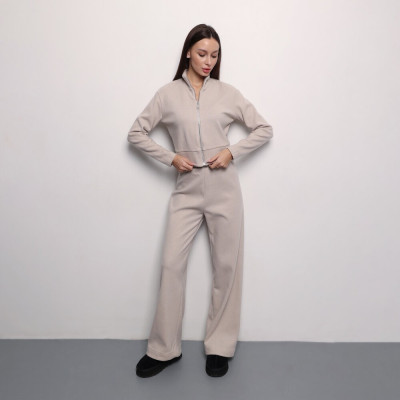 Женский повседневный бежевый костюм. Женский костюм Pobedov Twin бежевый.