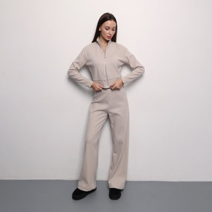 Женский повседневный бежевый костюм. Женский костюм Pobedov Twin бежевый.