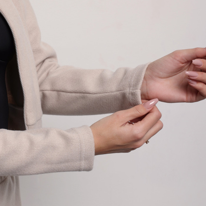 Женский повседневный бежевый костюм. Женский костюм Pobedov Twin бежевый.