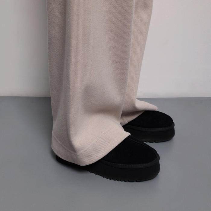 Женский повседневный бежевый костюм. Женский костюм Pobedov Twin бежевый.