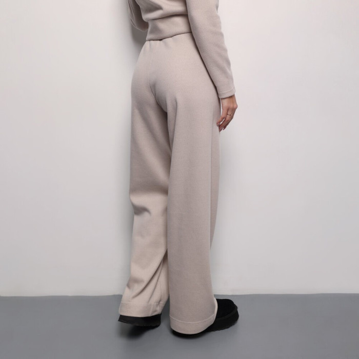 Женский повседневный бежевый костюм. Женский костюм Pobedov Twin бежевый.