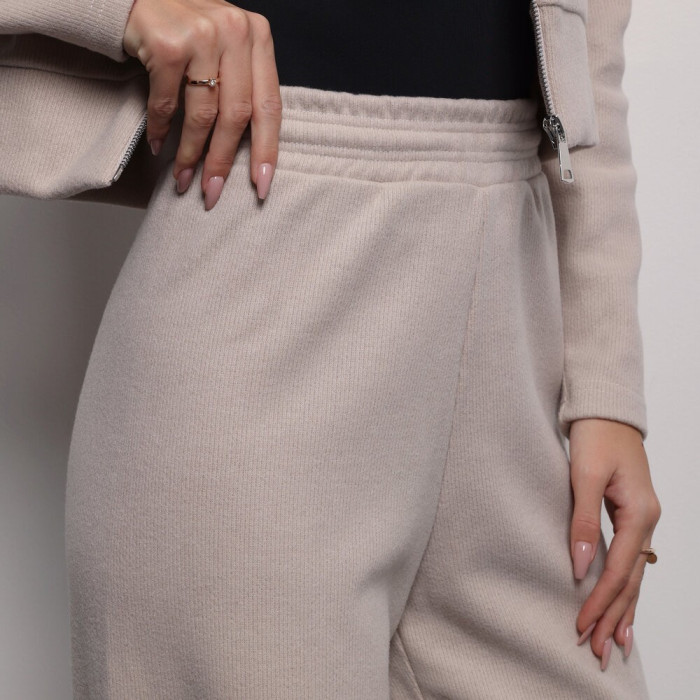 Женский повседневный бежевый костюм. Женский костюм Pobedov Twin бежевый.