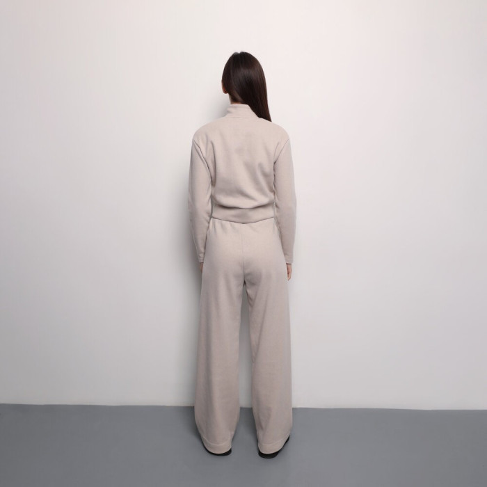 Женский повседневный бежевый костюм. Женский костюм Pobedov Twin бежевый.