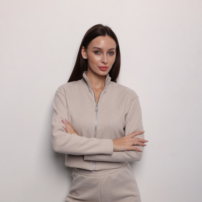 Женский повседневный бежевый костюм. Женский костюм Pobedov Twin бежевый.