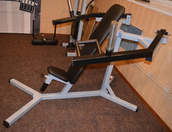 Хаммер сидячи, силова лава, важільний жим