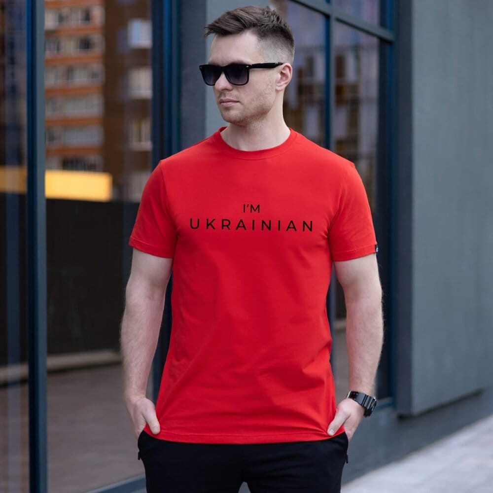 Футболка чоловіча однотонна червона Pobedov Peremoga - I'M UKRAINIAN наклейка чорна