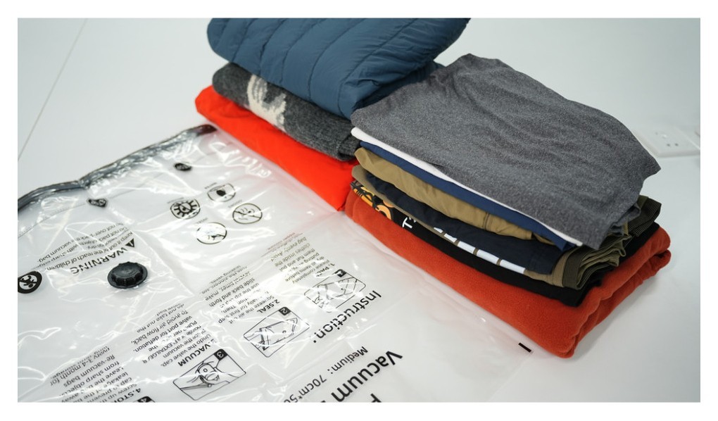 Насос-фонарь кемпинговый Flextail Tiny Pump Х, чёрный с вакуумными пакетами 2 шт (50х70)