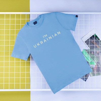 Футболка мужская однотонная голубая Pobedov Peremoga - I'M UKRAINIAN наклейка белая