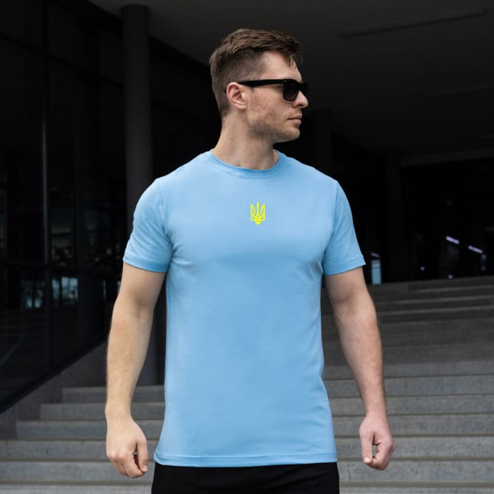 Футболка мужская однотонная голубая Pobedov Peremoga - Наклейка Герб 4см желтая