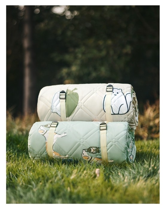 Коврик для пикника водостойкий Naturehike CNK2350WS010, 210x240 см, светло-салатовый с принтом.