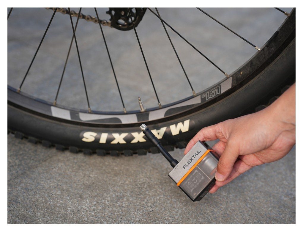 Велосипедний міні насос-задня фара Flextail Tiny Tire Pump ACS, чорний, укр, укр