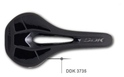 Седло спортивное с отверстием DDK 3735 272*140 черное (черный с белым)