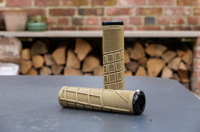 Грипси ODI Reflex XL v2.1 Lock-On MTB Closed End 135mm Tan