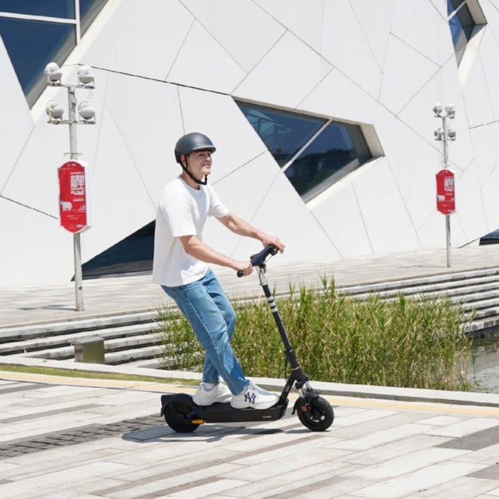 Електросамокат OKAI ES40-Black 10", 500(1000)W, 15.6Ah, 70km, 25km\h, 25%, NFC, App, 23kg
