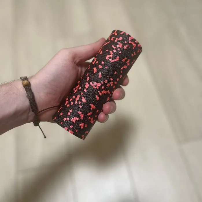 Массажный ролик (роллер) гладкий PowerPlay PP-4346 Mini EPP Foam Roller Черно/Красный (15x5,3см.)