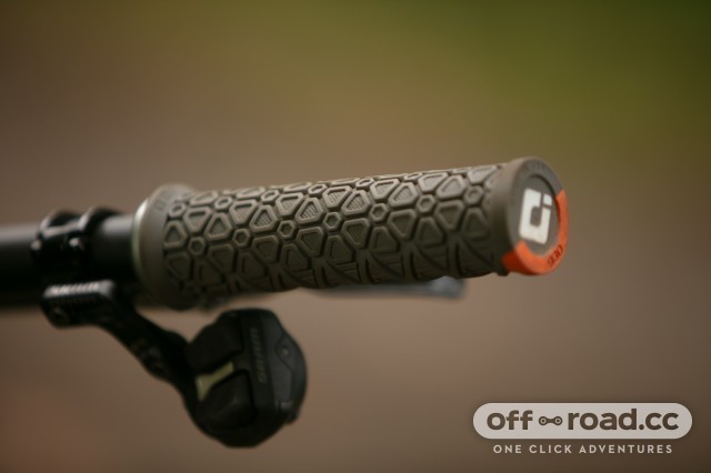 Гріпси ODI Vanquish, v2.1 Lock-On ,MTB , Closed End Pink/Gray w/Blk