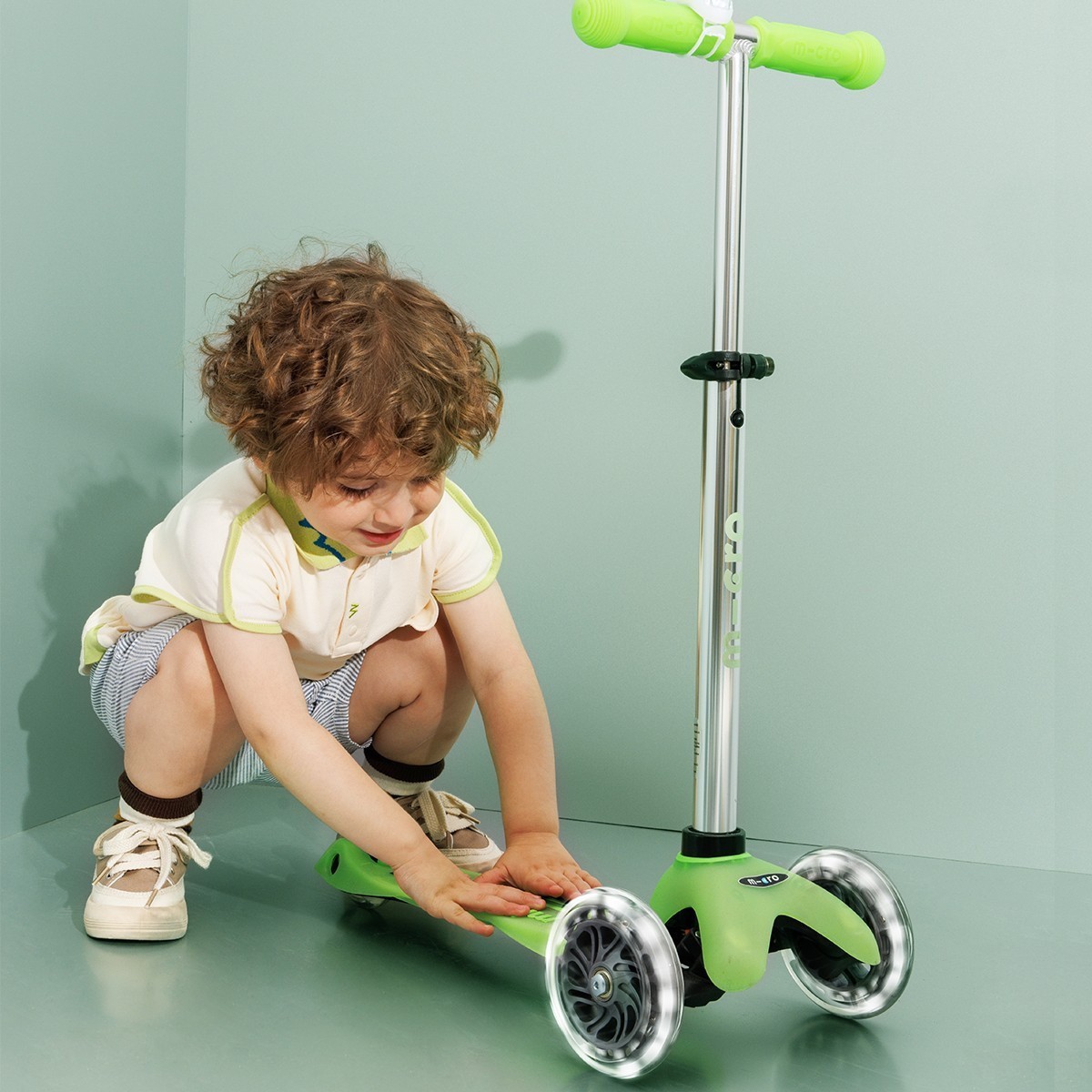 Самокат MICRO серії "Mini Deluxe Glow LED" – КРИЖАНИЙ ЛАЙМ (до 50 kg, 3-х колісний, світло), укр, укр