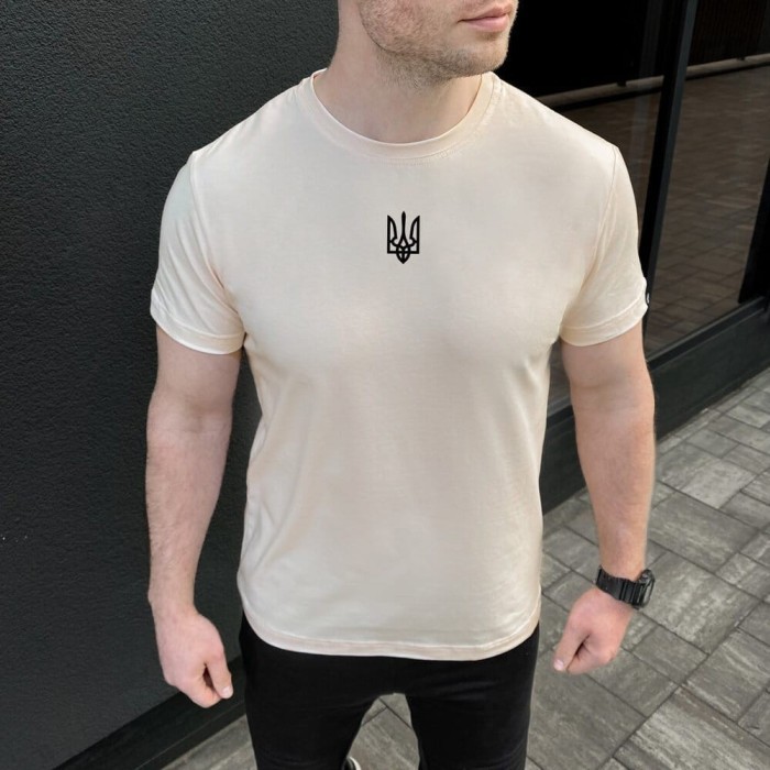 Футболка мужская однотонная молочная Pobedov Peremoga - наклейка Герб 4см черная