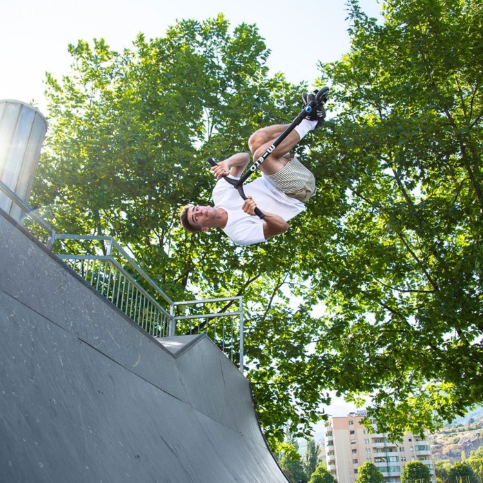 Самокат MICRO серии "Ramp" – ЧЕРНЫЙ (до 100 kg, двухколесный)
