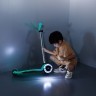 Самокат MICRO серии "Maxi Deluxe Glow LED" – ЖЕЛЕЙНЫЙ ЗЕЛЕНЫЙ (до 50 kg, 3-х колесный, свет) Фото - 1
