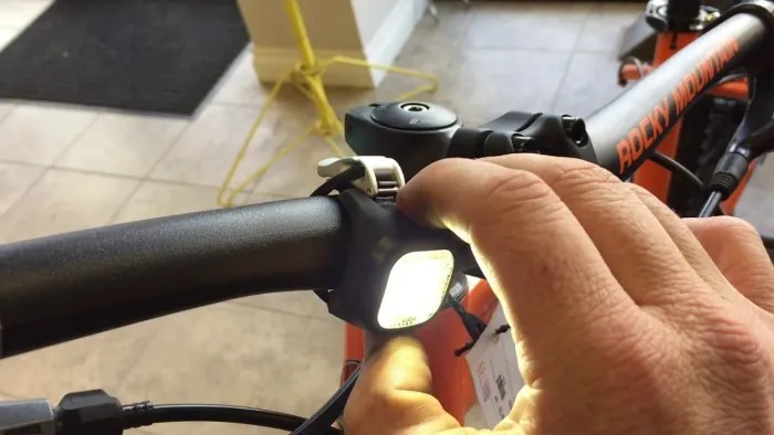 Мигалка задня Knog Blinder Mini Dot Rear 11 Lumens Black