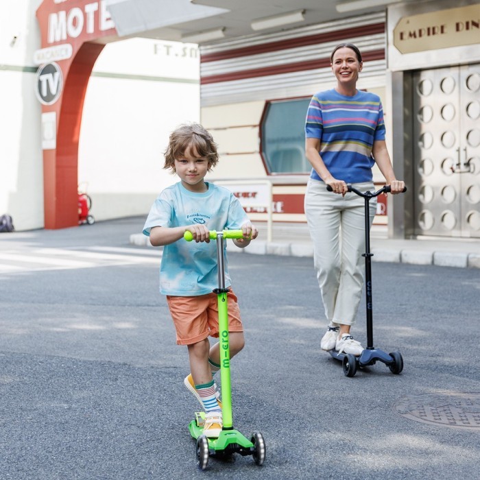 Самокат MICRO серії "Maxi Deluxe Neon LED" – ЗЕЛЕНИЙ ПАПУГА (до 50 кг (kg), 3-х колісний, світло)