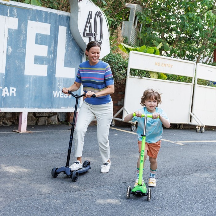 Самокат MICRO серії "Maxi Deluxe Neon LED" – ЗЕЛЕНИЙ ПАПУГА (до 50 кг (kg), 3-х колісний, світло), укр, укр