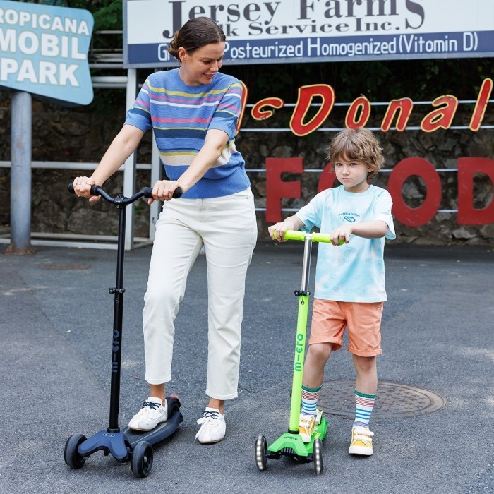 Самокат MICRO серії "Maxi Deluxe Neon LED" – ЗЕЛЕНИЙ ПАПУГА (до 50 кг (kg), 3-х колісний, світло), укр, укр