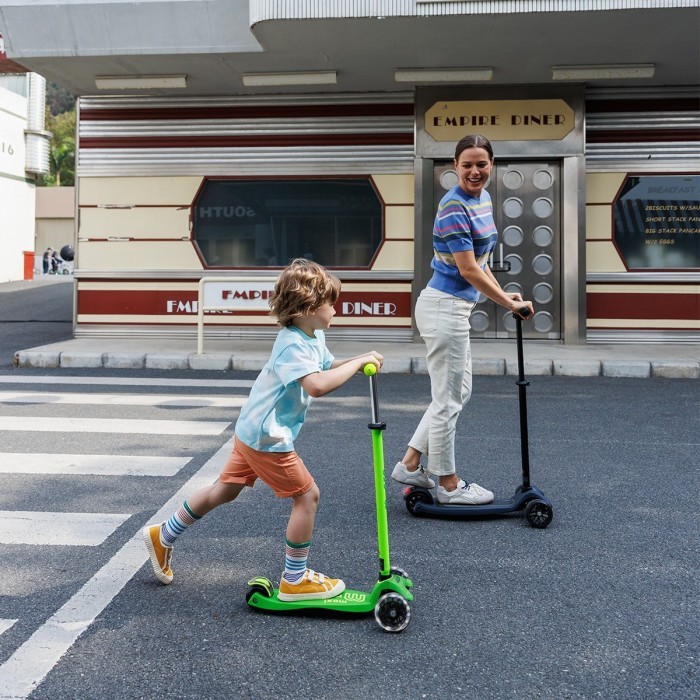 Самокат MICRO серії "Maxi Deluxe Neon LED" – ЗЕЛЕНИЙ ПАПУГА (до 50 кг (kg), 3-х колісний, світло), укр, укр