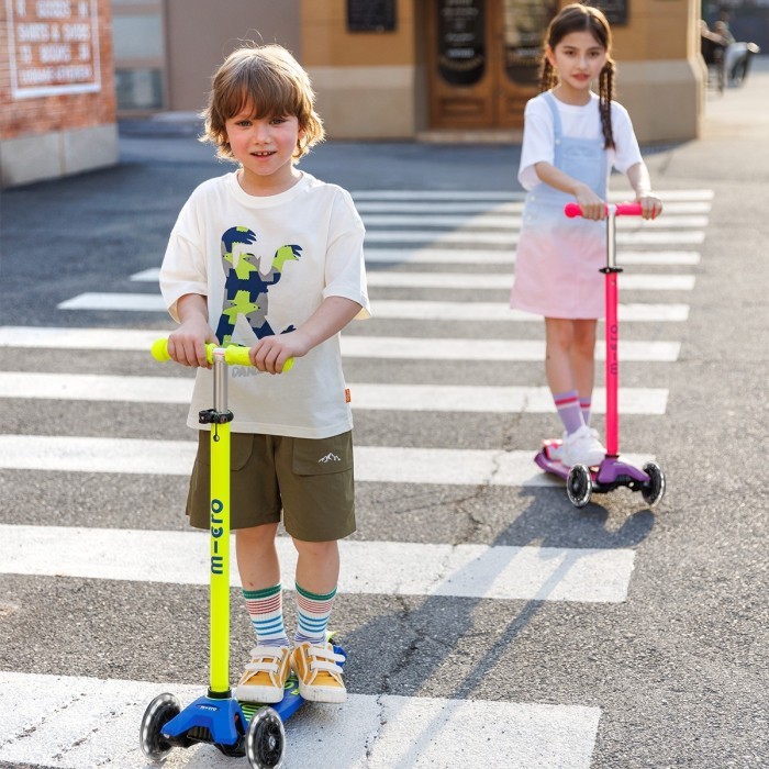 Самокат MICRO серії "Maxi Deluxe Neon LED" – УЛЬТРА РОЖЕВИЙ (до 50 кг (kg), 3-х колісний, світло), укр, укр