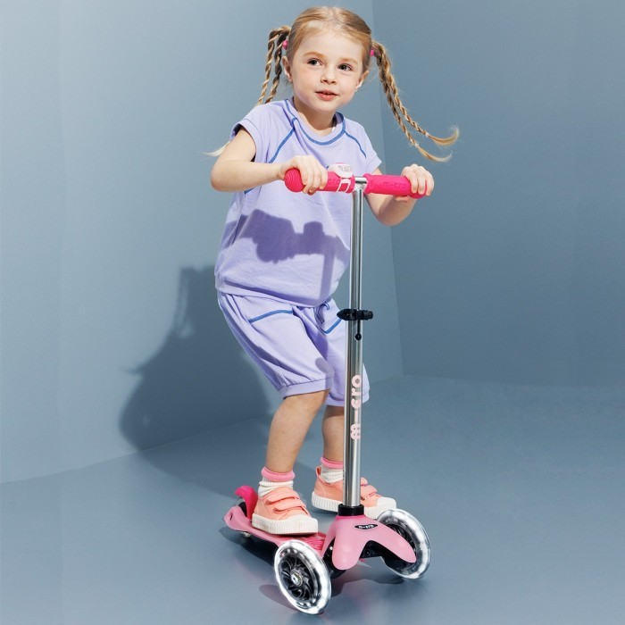 Самокат MICRO серии "Mini Deluxe Glow LED" – морозный розовый (до 50 kg, 3-х колесный, свет)