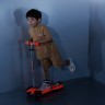 Самокат MICRO серії "Maxi Deluxe Glow LED" – ЧЕРВОНА АУРА (до 50 kg, 3-х колісний, світло), укр Фото - 1