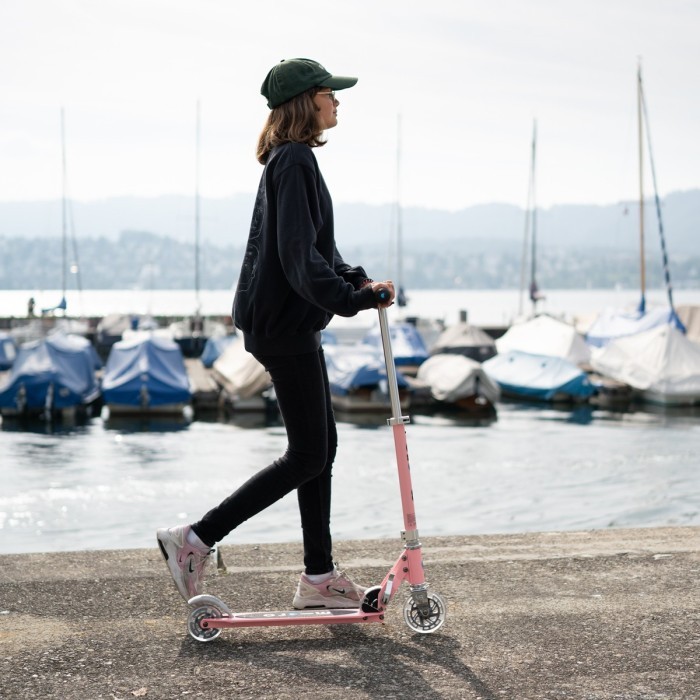 Самокат MICRO серии "Sprite LED" - НЕОНОВАЯ РОЗА (сложный, до 100 kg, двухколесный, свет)