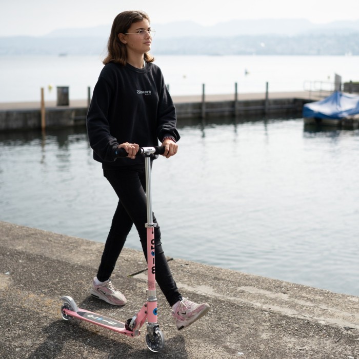 Самокат MICRO серии "Sprite LED" - НЕОНОВАЯ РОЗА (сложный, до 100 kg, двухколесный, свет)