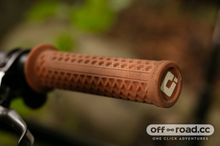 Грипсы ODI Vans v2.1 Lock-On MTB Closed End 135mm Gum/White Cheker