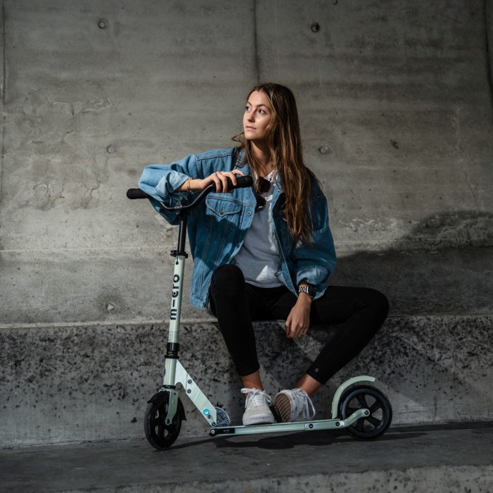 Самокат MICRO серии "Speed Deluxe" - ЦВЕТ ЗЕЛЕНОЙ ГЛИНЫ (сложный, до 100 kg, двухколесный)