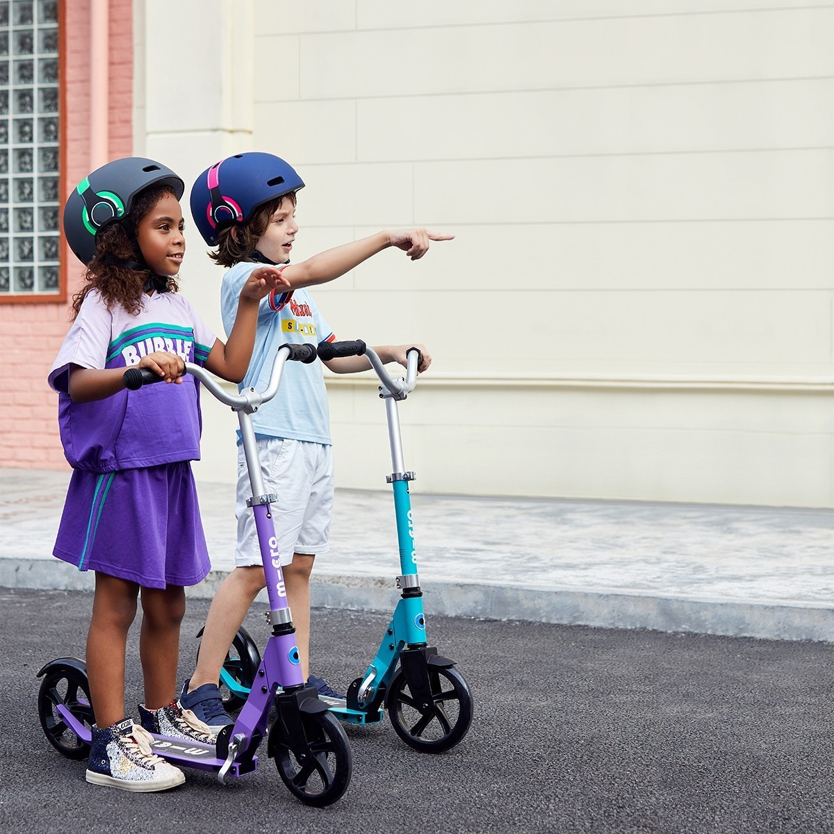 Защитный шлем MICRO - ЗЕЛЕНЫЙ С РИСУНКОМ НАУШНИКОВ (52-56 cm, M, светло)