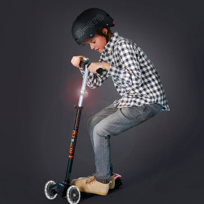 Самокат MICRO серии "Maxi Deluxe LED" - ЧЕРНО-ОРАНЖЕВЫЙ (до 50 kg, трехколесный, свет)