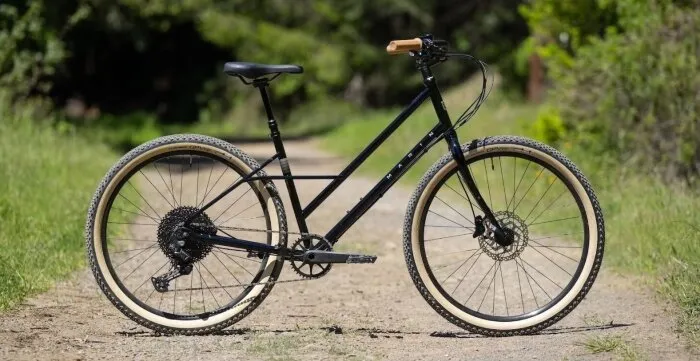 Велосипед 27,5" Marin Larkspur 2 рама - M 2024 Gloss Black/Holograph